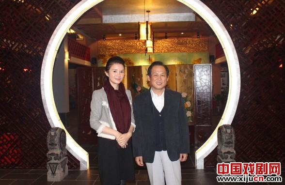 中央电视台CCTV4《流行无限》对云梦皮影戏传承人秦礼刚进行专访