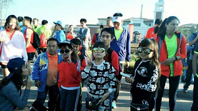 龙在天皮影剧团参加马拉松