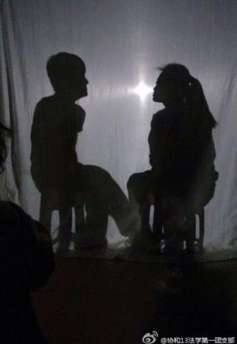 大学生&ldquo;真人皮影戏&rdquo;表演新鲜又好奇