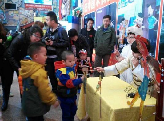 木偶剧院看皮影舞台剧《狗哥哥快救我》