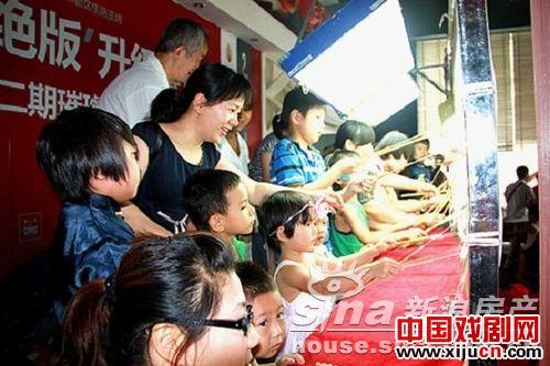 北京小蚂蚁袖珍人皮影艺术团受追捧