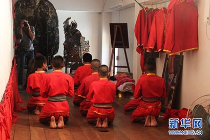 皮影表演者拜“皮影神”