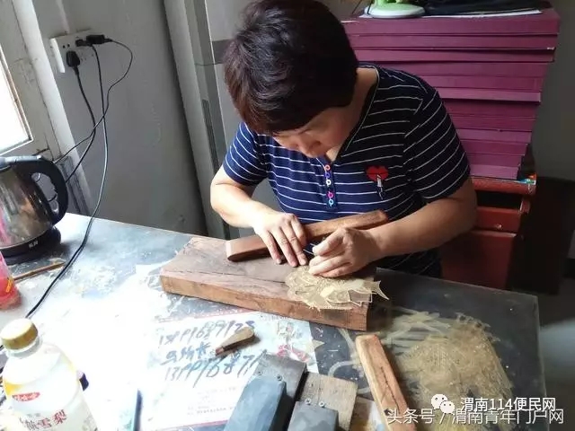 西安外国语大学商学院学子走访调研同朝皮影雕刻艺人