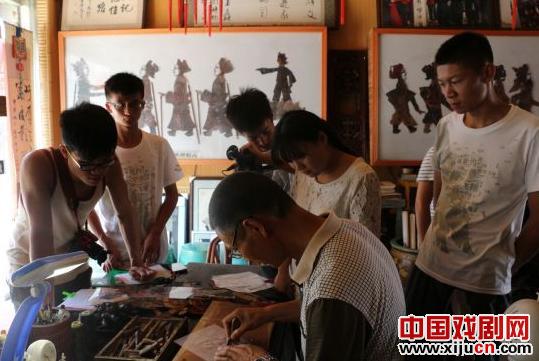 90后学子拍摄皮影戏老艺人纪录片