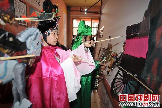 七个&ldquo;小矮人&rdquo;支起平遥皮影剧团的半边天