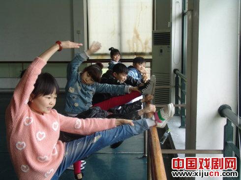 龙在天皮影演员陶鹏、鲁德峰、田晨光三对袖珍人小夫妻杭州追梦