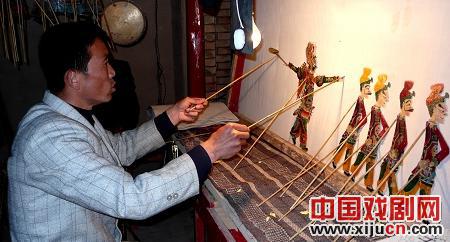 窑洞里头看皮影