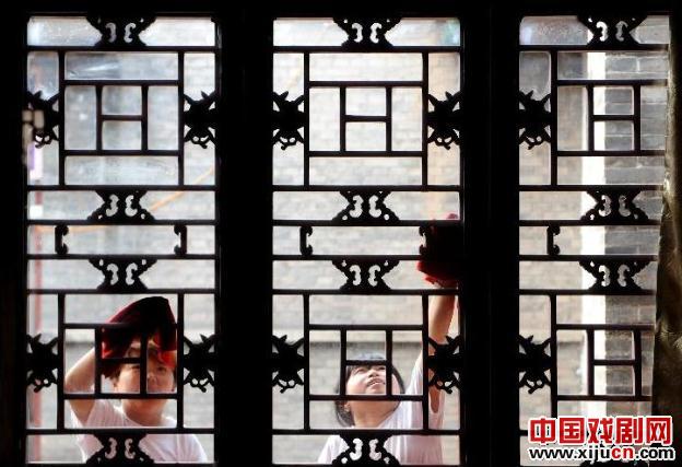 平遥龙在天袖珍人皮影剧团里的爱情故事