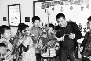 &ldquo;郭宝皮影传承工作室&rdquo;手把手地教孩子们皮影雕刻及表演技艺