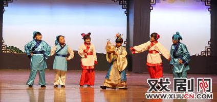 袖珍人和小学生同台演大戏：美德少年曹冲护野生大象