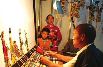 颉引成42年坚守与传承皮影表演