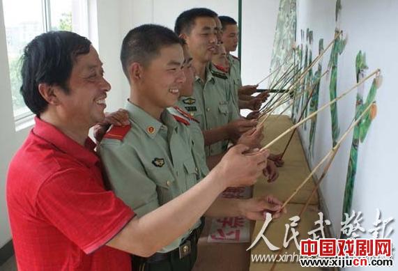 云梦皮影戏走进武警支队