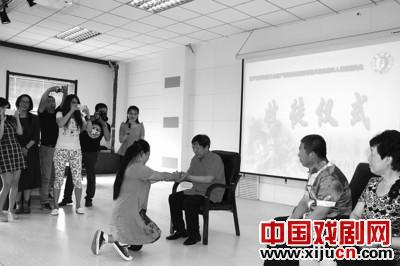 沈阳关氏皮影省级代表性传承人关维颖先生收徒