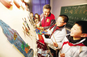 英文版皮影戏《三打白骨精》和《小耗子的故事》亮相