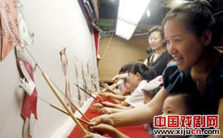 扶弱济困：皮影戏让人感动的公益心