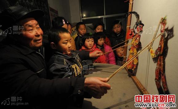 皮影艺人邢如良寒假为小学生讲解皮影技艺