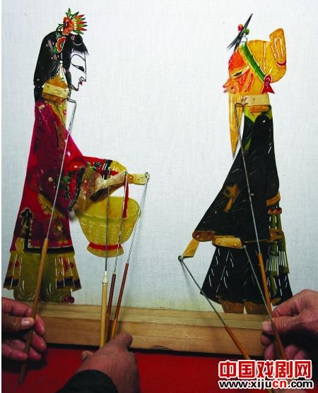 农民工观看皮影戏《下陈州》