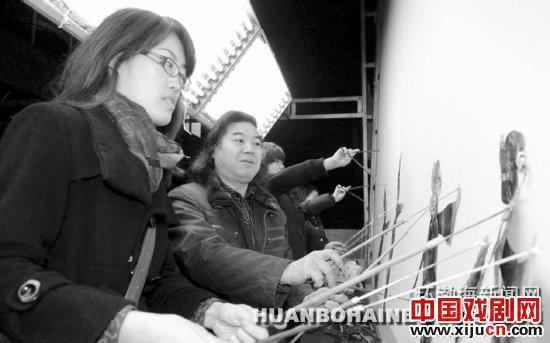 走近皮影操纵表演者