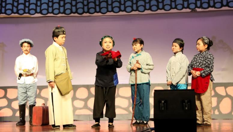 袖珍人皮影剧团排大戏颂党恩