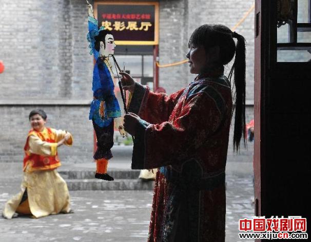 平遥古城里的&ldquo;袖珍&rdquo;皮影人