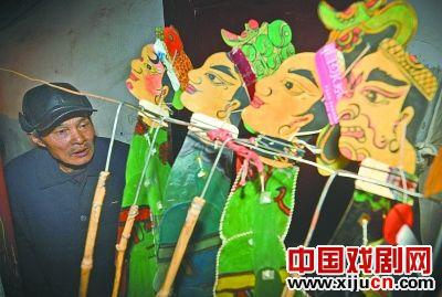 家徒四壁的老人爱皮影戏成痴