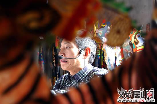 皮影老艺人刘祖银与儿子刘大建愿为&ldquo;非遗&rdquo;献终生