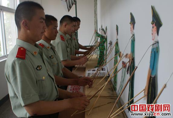 &ldquo;武警&rdquo;皮影戏