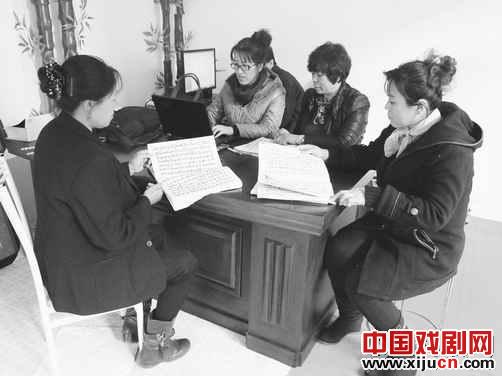 为传承皮影艺术 他们默默奉献着