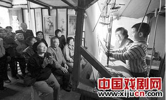 感受古镇农家皮影戏