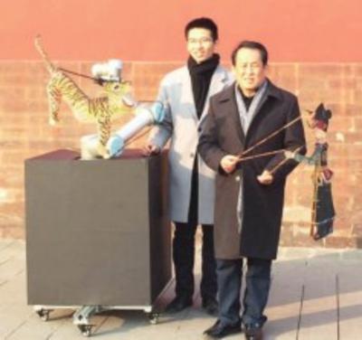 秦礼刚与&ldquo;新弟子&rdquo;在故宫表演皮影戏