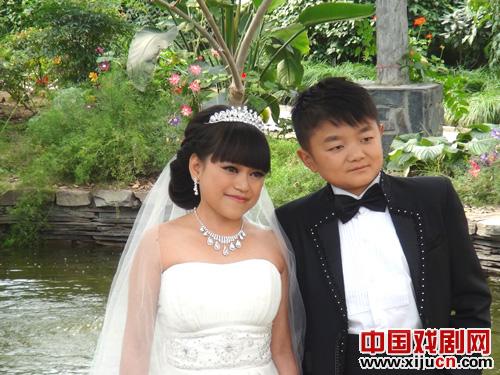 北京龙在天皮影戏团袖珍人演员穿起浪漫婚纱