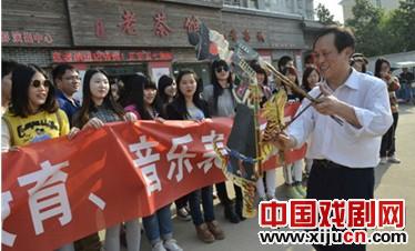 近百名大学师生专程到云梦县&ldquo;老茶馆&rdquo;观看&ldquo;云梦皮影&rdquo;