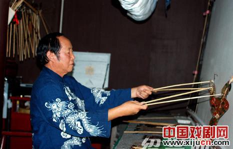 七旬老人为柯岩鲁镇带来&ldquo;海宁一怪&rdquo;皮影戏