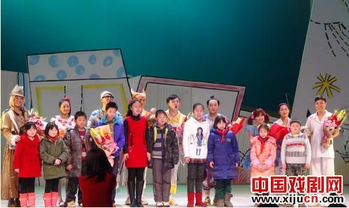 北京龙在天皮影剧团组织袖珍皮影演员走进专业剧场观摩学习