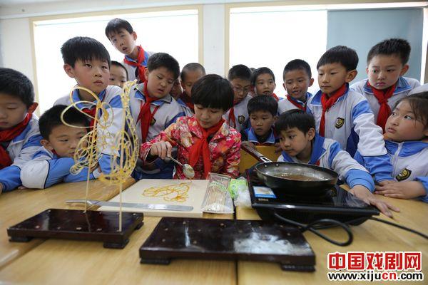 山东省非物质文化遗产皮影戏传承人进校园授艺