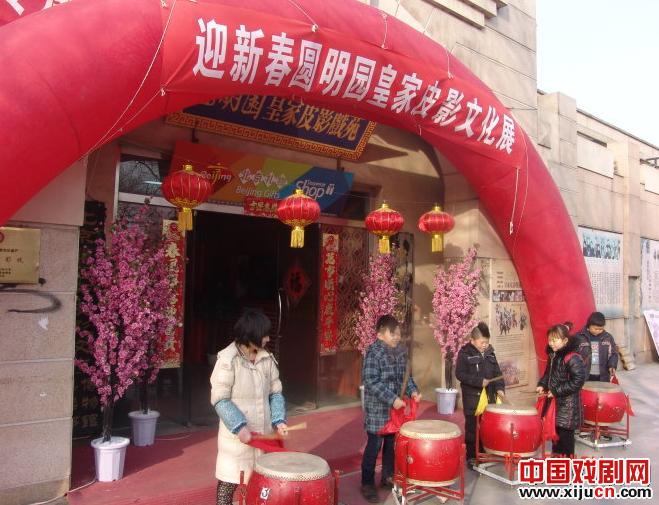 冷并热闹着：庙会上的皮影人