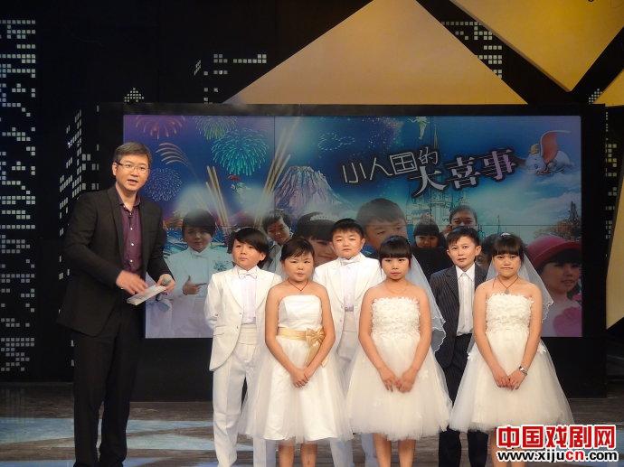 龙在天皮影的袖珍新郎新娘们同跳《江南style》