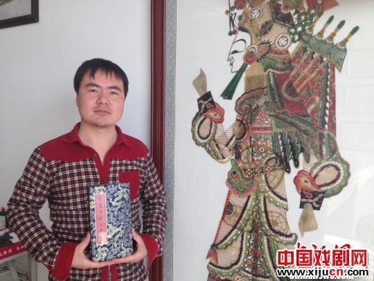 大学生执着传承唐山皮影