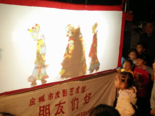 &ldquo;皮影大王&rdquo;夏想德为社区居民表演皮影戏