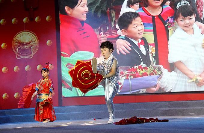 &ldquo;袖珍人&rdquo;办春晚感恩社会