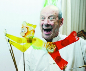 美国人拉瑞&middot;瑞德那步伐与皮影戏结缘