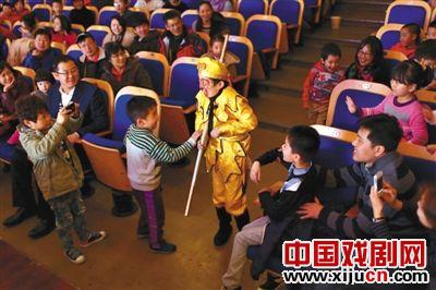 皮影舞台剧《红孩儿》在海淀剧院首演