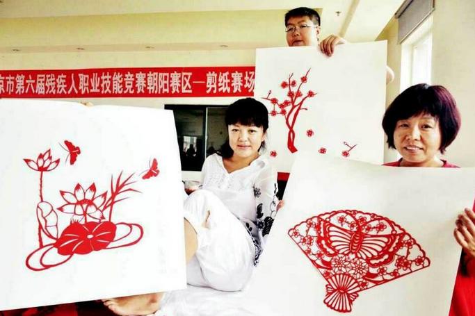 袖珍人春晚感恩专题播报 无臂剪纸大师夏虹