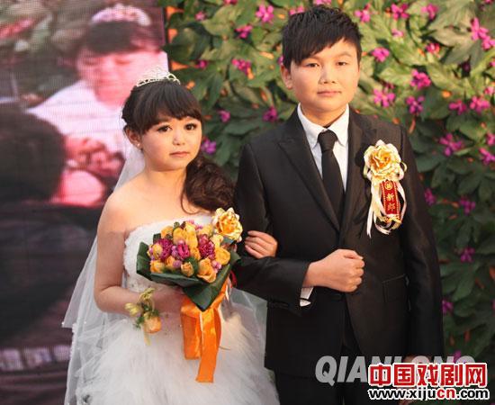 袖珍皮影人集体&ldquo;裸婚&rdquo;