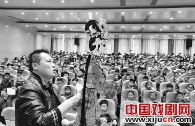 余家皮影戏传承人余其华进校园演出