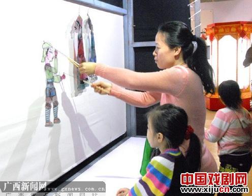 科技馆体验皮影戏乐趣