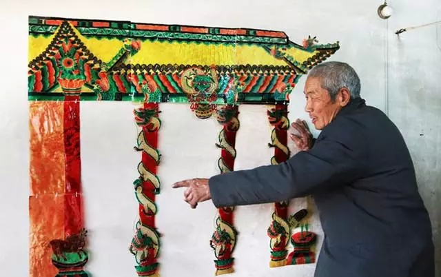 陈永富老人今年用3个月时间做成了《皇帝门》皮影作品,老人说,这件作品自己最喜欢,打算自己珍藏