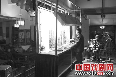 大学生自掏腰包赴云梦拍皮影