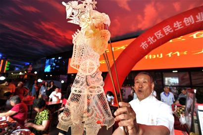 老艺人创业传承皮影戏