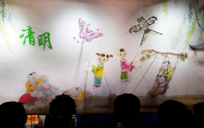 山东青岛芙蓉山小学皮影艺术社团的孩子们绘制&ldquo;清明踏青&rdquo;皮影剧
